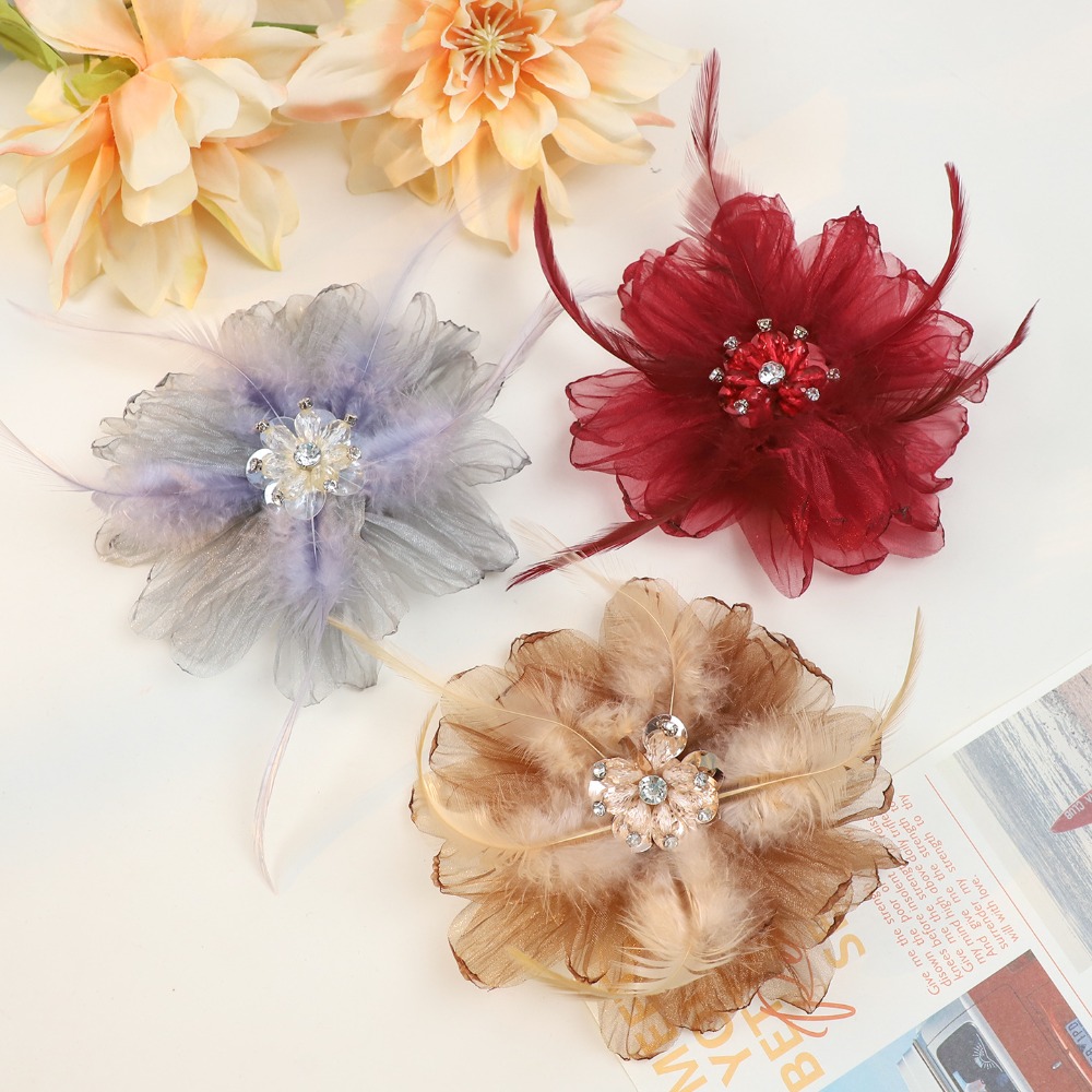 Crystal Mesh Fabric - 手作りメッシュフェザーフラワーブローチ女性用ビーズクリスタル花柄コサージュピンエレガントなアップリケ生地ファッションアクセサリー